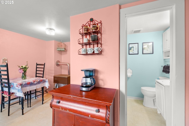 4315 SE Rhodesa St, Milwaukie, OR 97222 - home office with light tile patterned floors