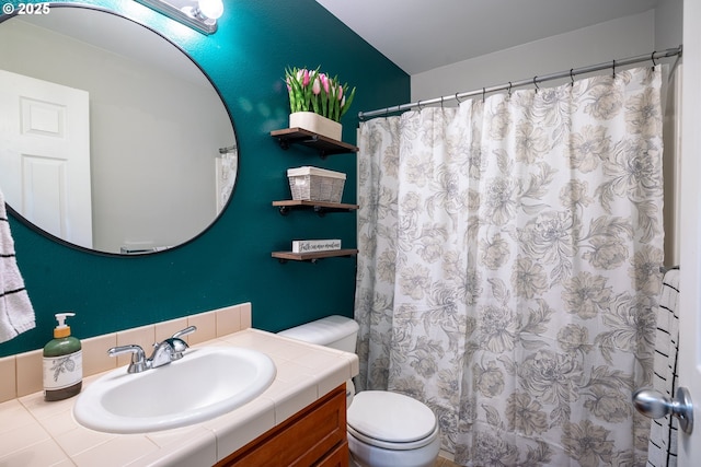 full bath featuring a shower with shower curtain, vanity, and toilet