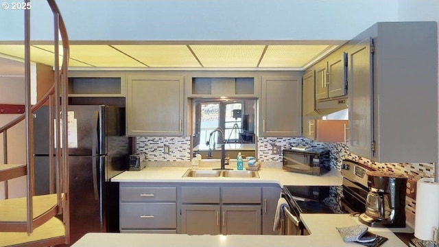 94304 Wedderburn Loop Unit 445, Gold Beach, OR 97444 - kitchen with black appliances, a sink, gray cabinets, under cabinet range hood, and tasteful backsplash