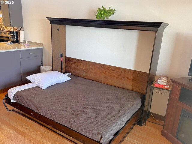 94304 Wedderburn Loop Unit 445, Gold Beach, OR 97444 - bedroom featuring light wood-type flooring