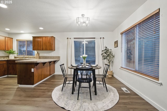 dining area with baseboards, visible vents, recessed lighting, and dark wood-style flooring