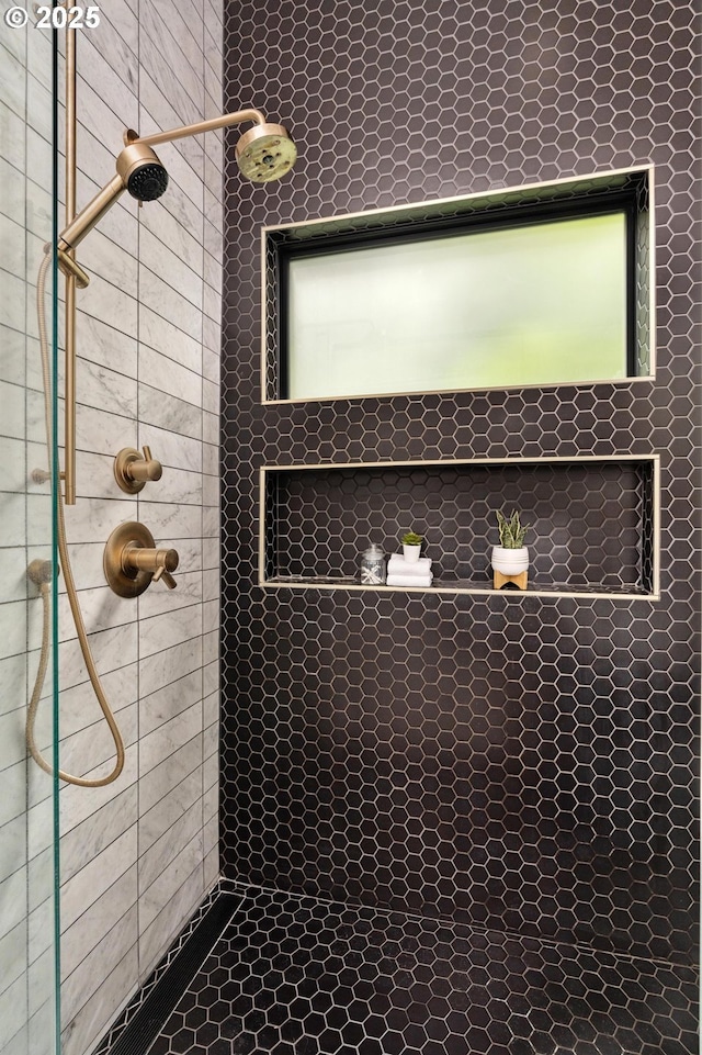 2664 NW Thurman St, Portland, OR 97210 - full bathroom featuring tiled shower