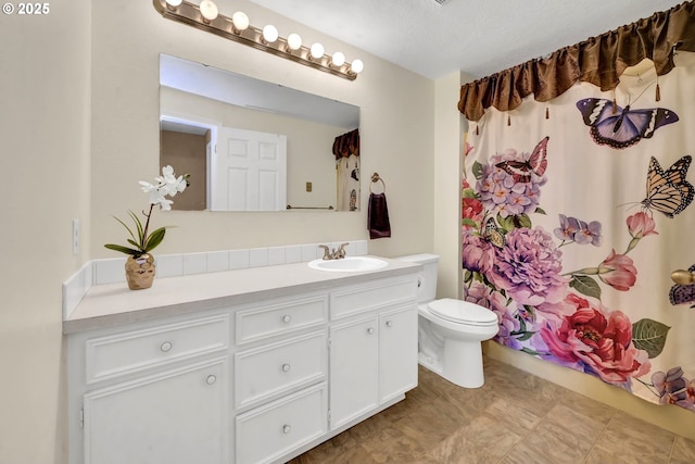 523 65th St, Springfield, OR 97478 - full bathroom featuring vanity, toilet, a shower with curtain, and a textured ceiling