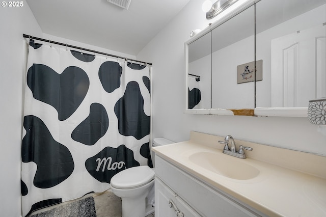 full bathroom featuring vanity, toilet, a shower with curtain, and visible vents