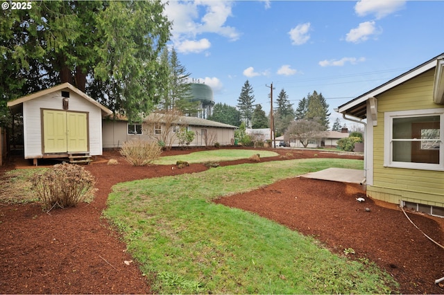 view of yard with a storage unit