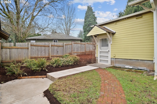 view of yard with an outbuilding