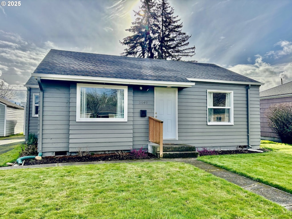 view of front of property featuring a front yard