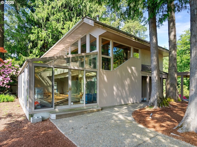 6600 SW Montgomery Way, Wilsonville, OR 97070 - view of front of house with a sunroom