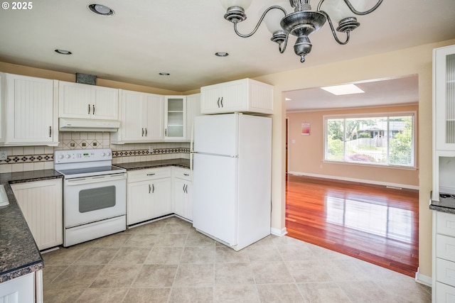 821 13th Ave, Seaside, OR 97138 - kitchen featuring white appliances, under cabinet range hood, dark countertops, tasteful backsplash, and recessed lighting