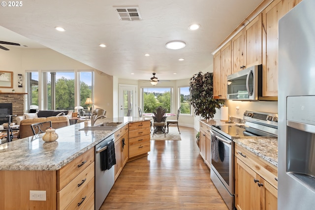 910 Swallow Ave, Sutherlin, OR 97479 - kitchen with appliances with stainless steel finishes, a ceiling fan, light brown cabinets, light wood-type flooring, and a sink