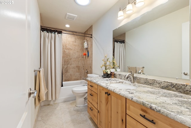 910 Swallow Ave, Sutherlin, OR 97479 - bathroom featuring vanity, toilet, shower / bath combo with shower curtain, and recessed lighting