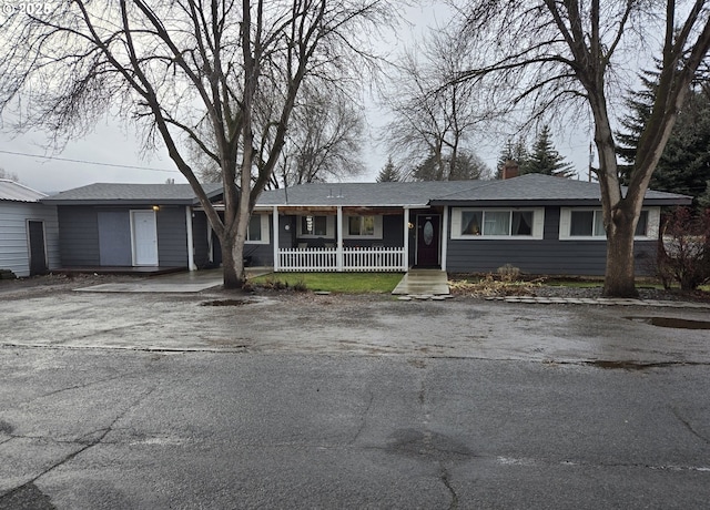 ranch-style house with covered porch