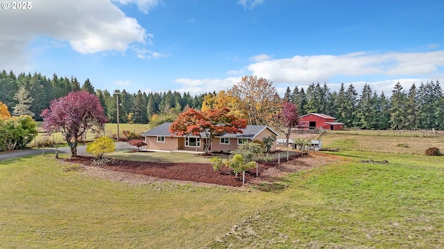 view of yard featuring a rural view