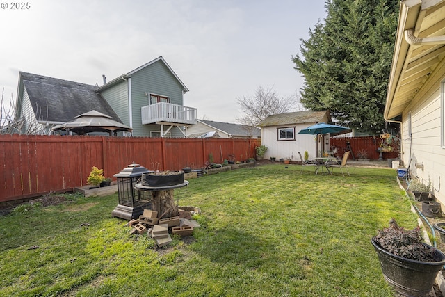 view of yard with an outdoor structure