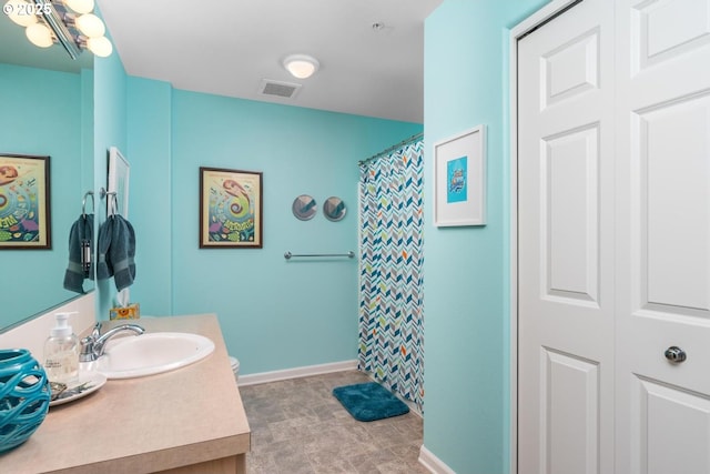 full bathroom with a shower with shower curtain, baseboards, visible vents, and vanity