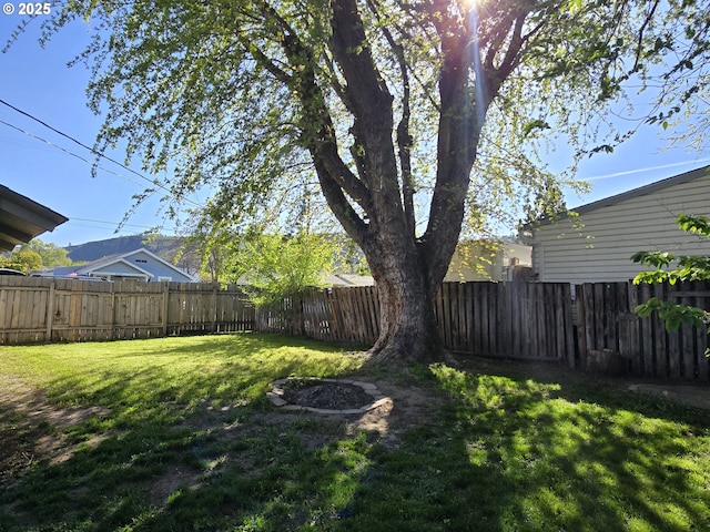 3208 W 7th St, The Dalles, OR 97058 - view of yard featuring a fenced backyard