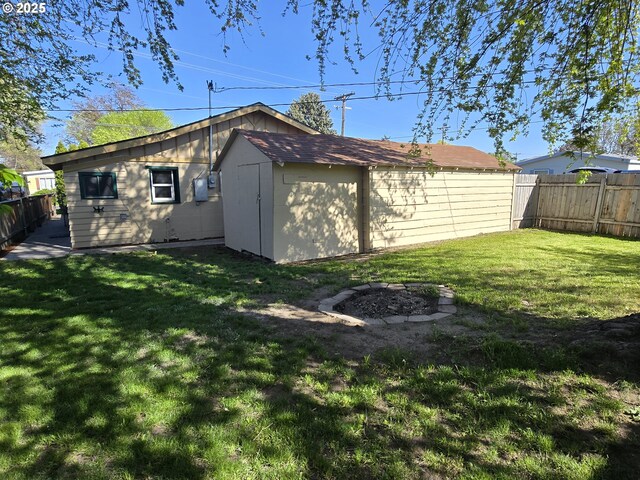 3208 W 7th St, The Dalles, OR 97058 - exterior space with a fenced backyard, an outdoor structure, and a storage unit