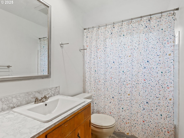 full bath featuring vanity, toilet, and a shower with curtain