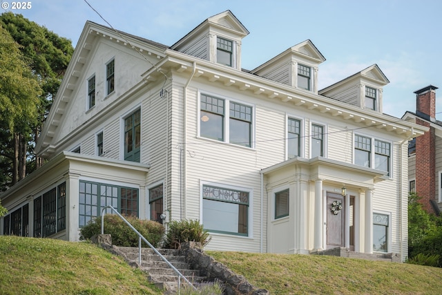 1343 Jerome Ave, Astoria, OR 97103 - view of front of property with a sunroom and a front lawn