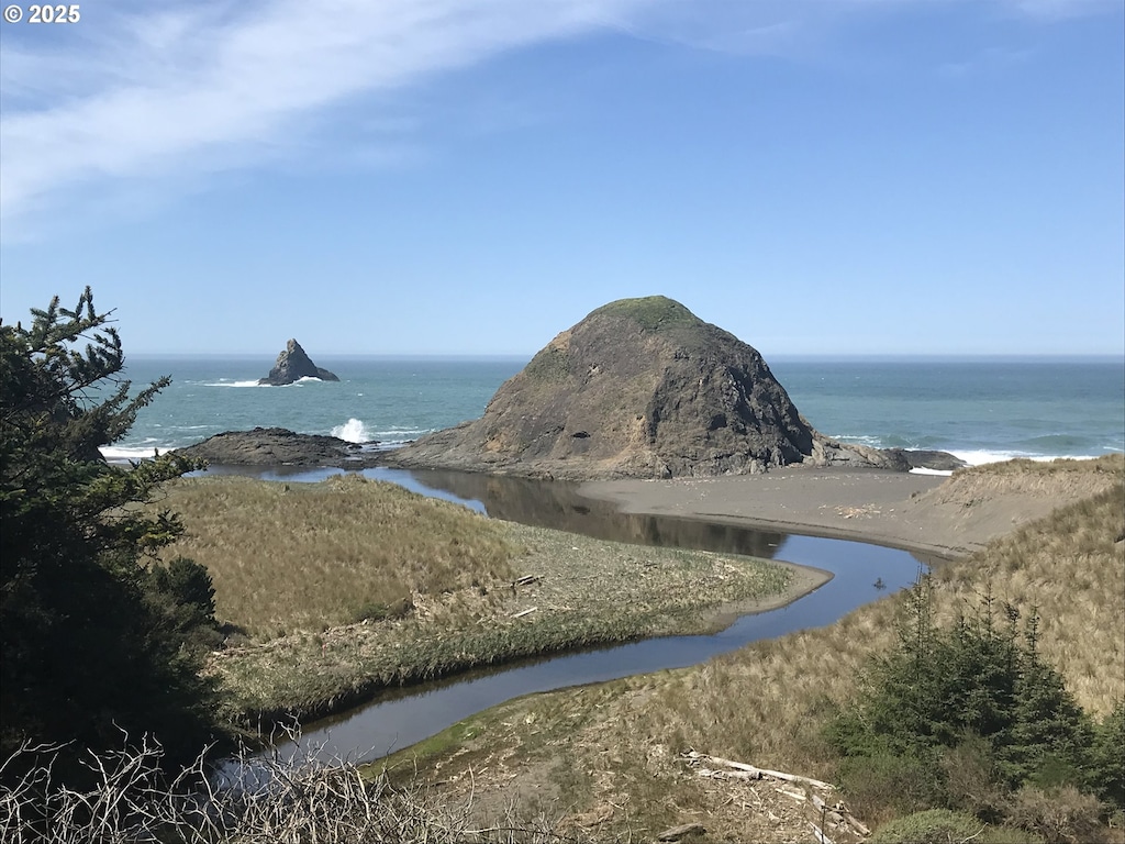 690 King St Unit 3, Port Orford, OR 97465