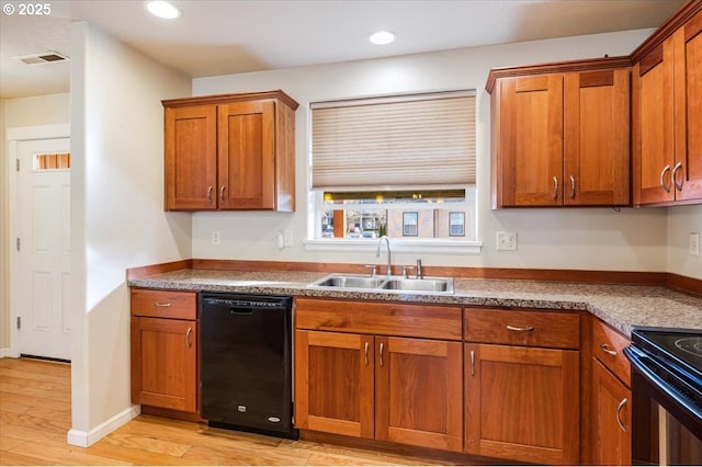 kitchen featuring light wood finished floors, visible vents, black appliances, a sink, and recessed lighting