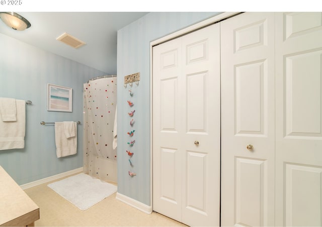 full bathroom featuring visible vents, baseboards, and curtained shower