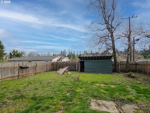 view of yard with an outdoor structure