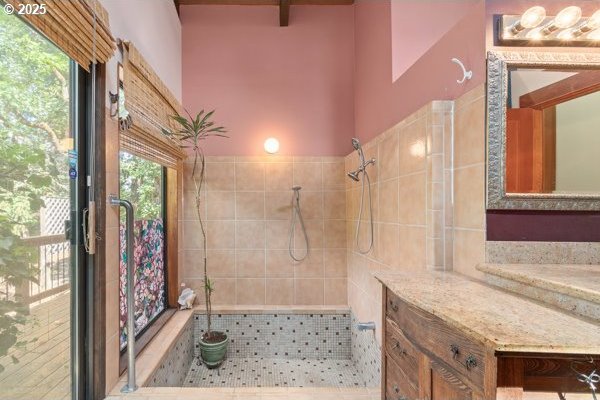 86595 N Modesto Dr, Eugene, OR 97402 - full bath with tiled shower, vanity, and plenty of natural light