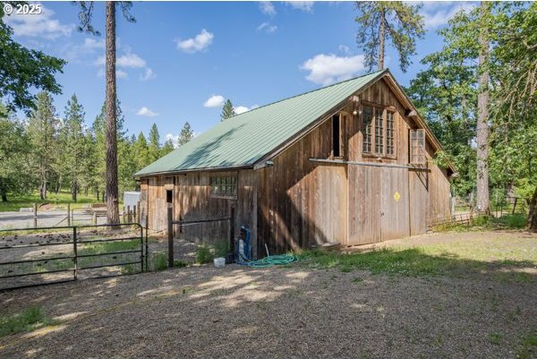 86595 N Modesto Dr, Eugene, OR 97402 - view of barn