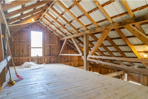86595 N Modesto Dr, Eugene, OR 97402 - view of unfinished attic