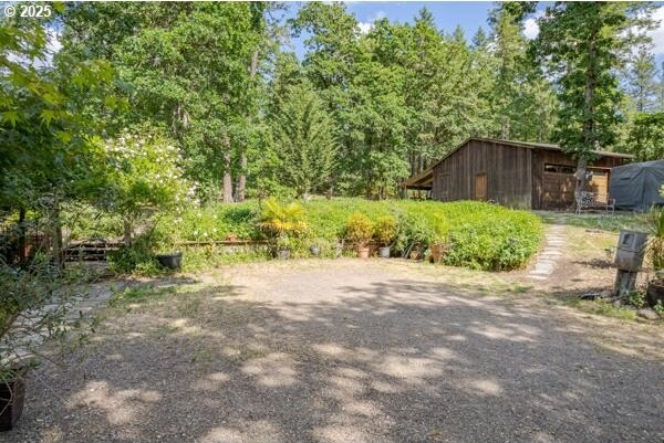 86595 N Modesto Dr, Eugene, OR 97402 - view of yard