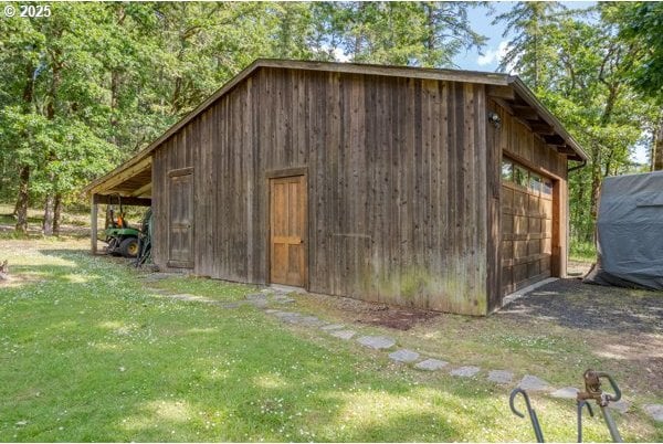 86595 N Modesto Dr, Eugene, OR 97402 - view of outdoor structure featuring driveway