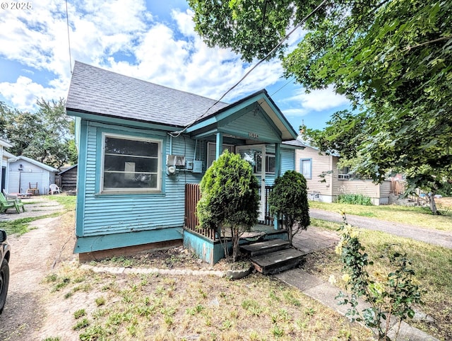 1018 Y Ave, La Grande, OR 97850 - view of front facade featuring roof with shingles