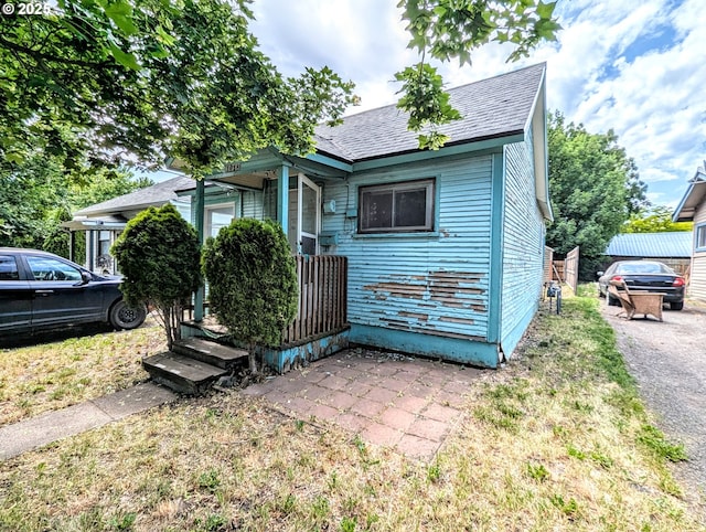 1018 Y Ave, La Grande, OR 97850 - view of front of home featuring a shingled roof