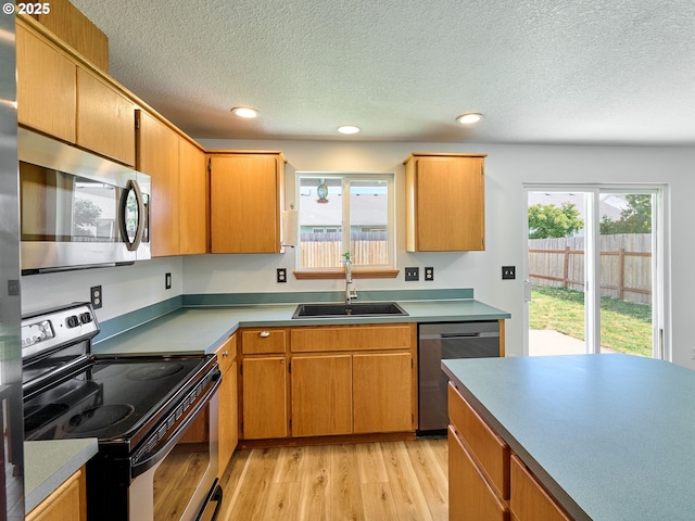 1201 Meadow Dr, Molalla, OR 97038 - kitchen with appliances with stainless steel finishes, light wood-type flooring, a textured ceiling, plenty of natural light, and recessed lighting