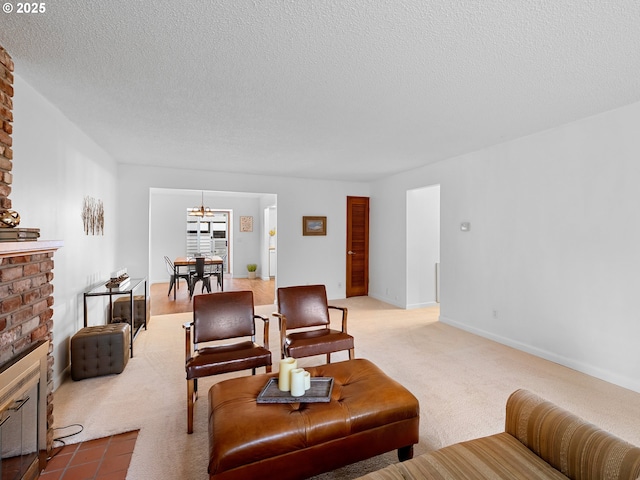 living room featuring a textured ceiling, an inviting chandelier, and carpet