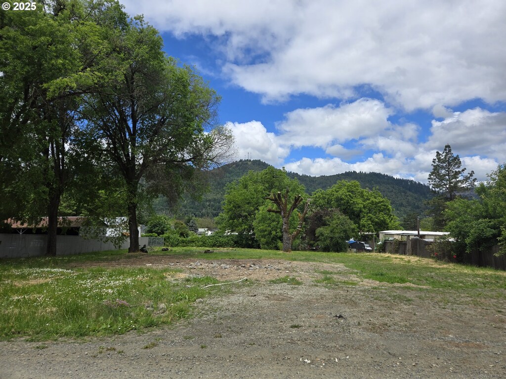 1107 Cornutt St, Myrtle Creek, OR 97457