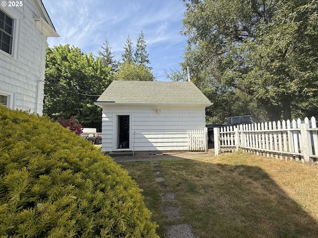 880 E 2nd St, Coquille, OR 97423 - view of yard with an outbuilding