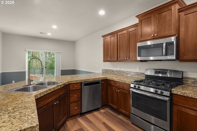 kitchen featuring visible vents, a sink, dark wood-style floors, recessed lighting, and appliances with stainless steel finishes