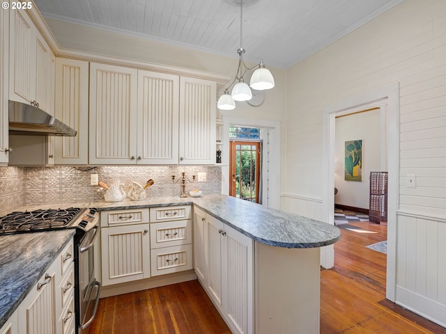 131 NE Tillamook St, Portland, OR 97212 - kitchen with stainless steel range with gas cooktop, under cabinet range hood, a peninsula, dark wood-style flooring, and crown molding