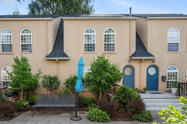 909 NE Brazee St Unit 16, Portland, OR 97212 - view of property featuring stucco siding and a patio area
