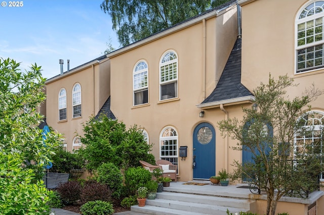 909 NE Brazee St Unit 16, Portland, OR 97212 - view of front facade with stucco siding