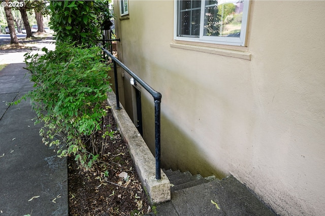 909 NE Brazee St Unit 16, Portland, OR 97212 - exterior view of stucco siding
