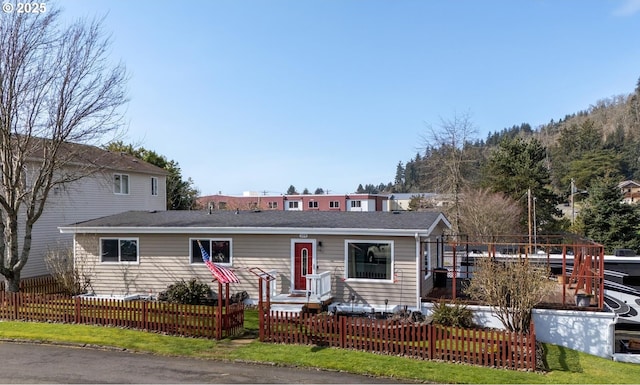 view of front of home featuring a fenced front yard