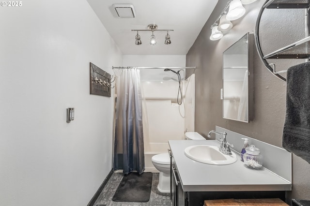 full bath featuring vanity, toilet, baseboards, and shower / bath combo with shower curtain