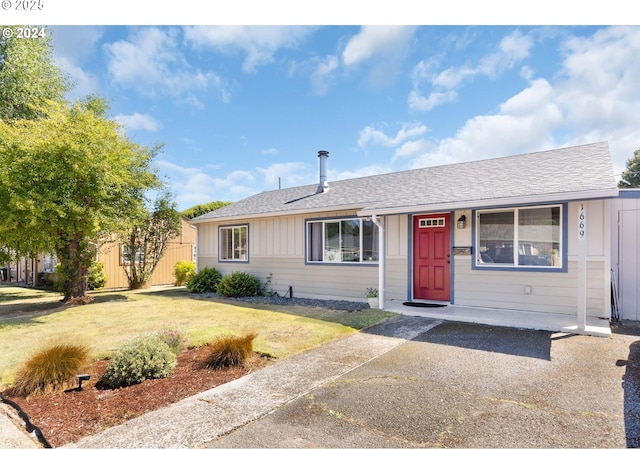 ranch-style home with a front yard