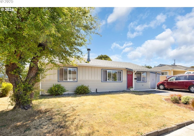 ranch-style house featuring a front lawn