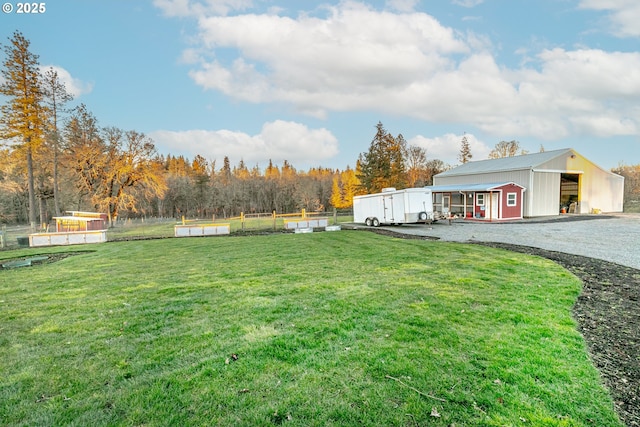 view of yard featuring an outdoor structure