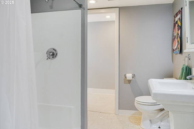 2445 SE 76th Ave, Portland, OR 97206 - full bath with curtained shower, recessed lighting, toilet, baseboards, and tile patterned floors