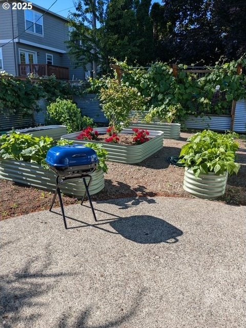 2445 SE 76th Ave, Portland, OR 97206 - view of yard with a garden